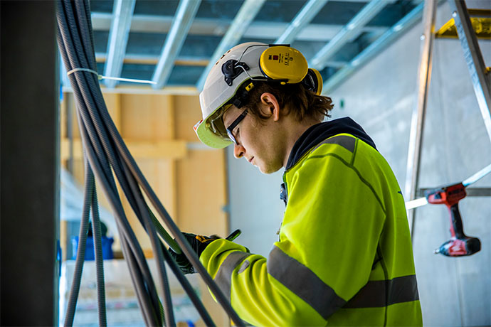Bravidas elektriker gör en elinstallation