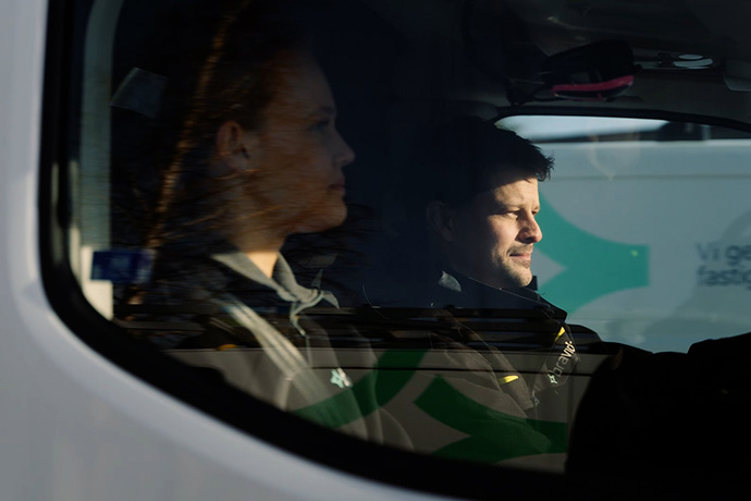 Två servicetekniker i en servicebil på uppdrag