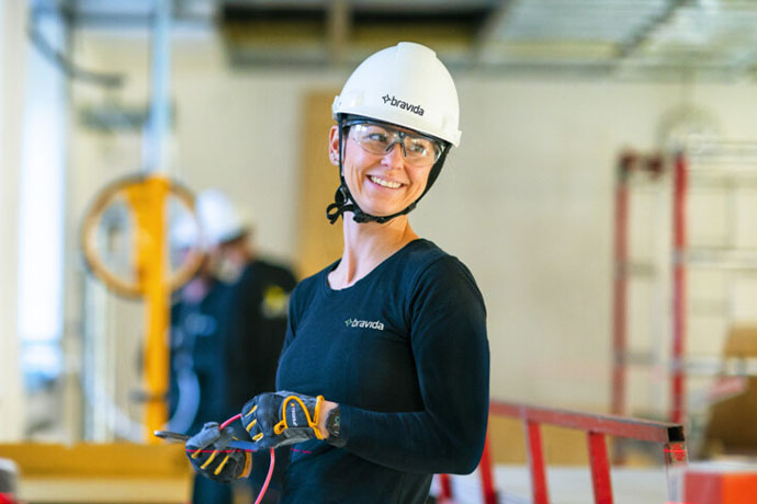 Bilden visar en elektriker på en byggarbetsplats