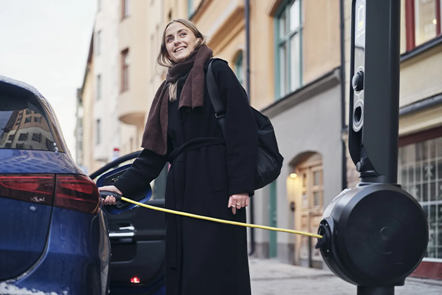 En tjej som laddar sin elbil