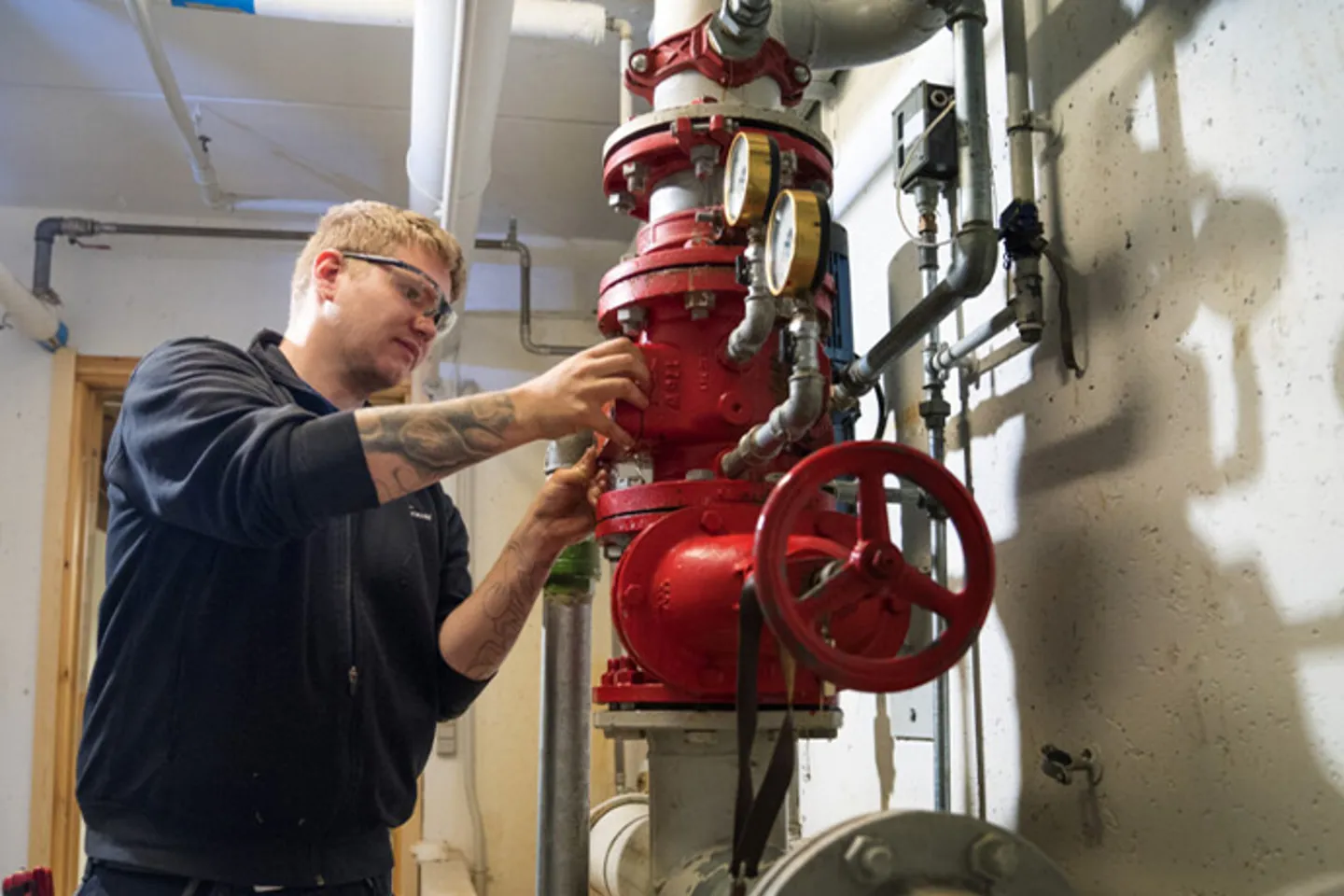 En vs-tekniker som utför arbeten inom vvs