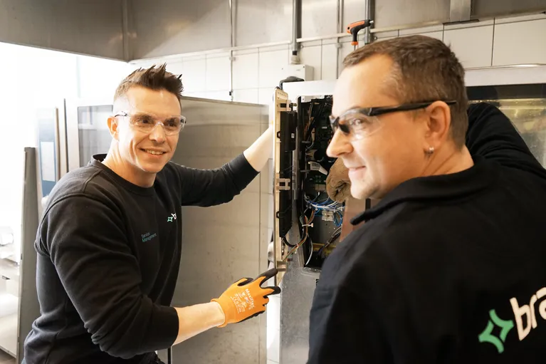 Två montörer i storköksmiljö