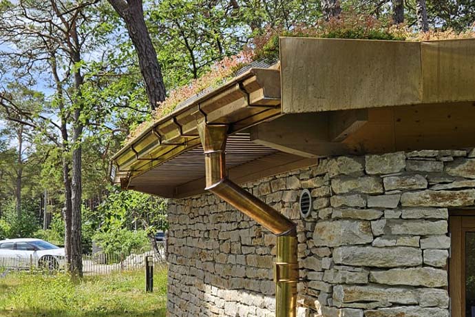 Bilden visar stuprör och hängrännor på en hus 