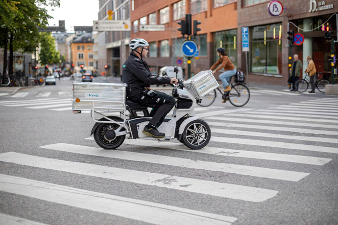 En servicetekniker på en el-moped