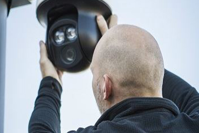 En installation av en bevakningskamera