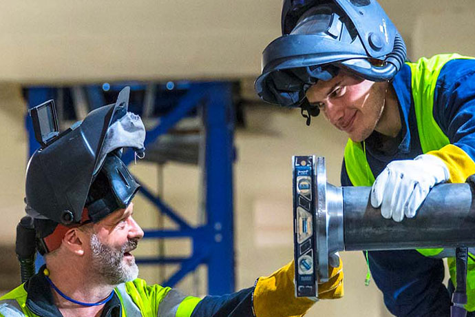 Två VS-montörer under arbete