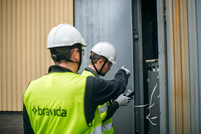 Elektriker som utför elinstallationer