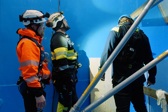Vs-tekniker gör inspektion under arbete med relining