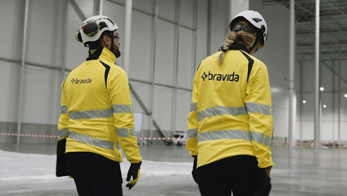 Två medarbetare på Bravida  på en byggarbetsplats