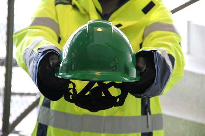 En grön skyddhjälm