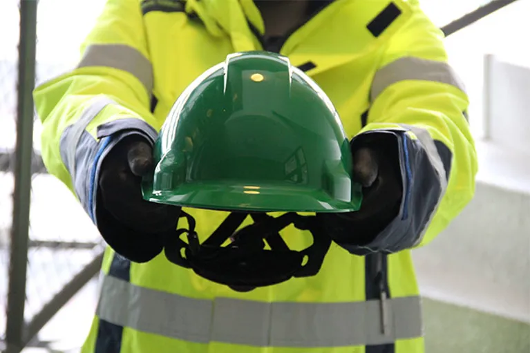 En grön skyddhjälm