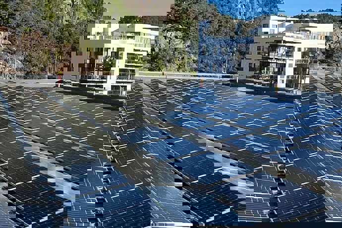 Bilden visar solpaneler på ett tak