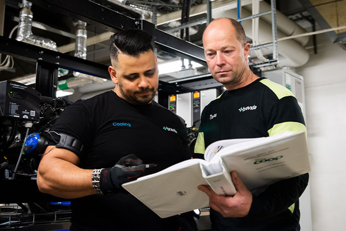 Kyltekniker som gör energioptimeringar