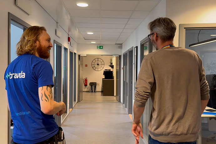 Hampus Holmberg, plåtslagare tillsammans med Anders Rosenbecker, avdelningschef hos Bravida i Malmö 