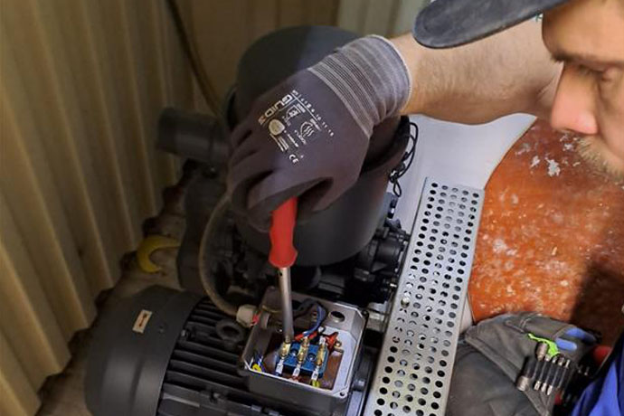 Bilden visar en elektriker som g&ouml;r servicejobb