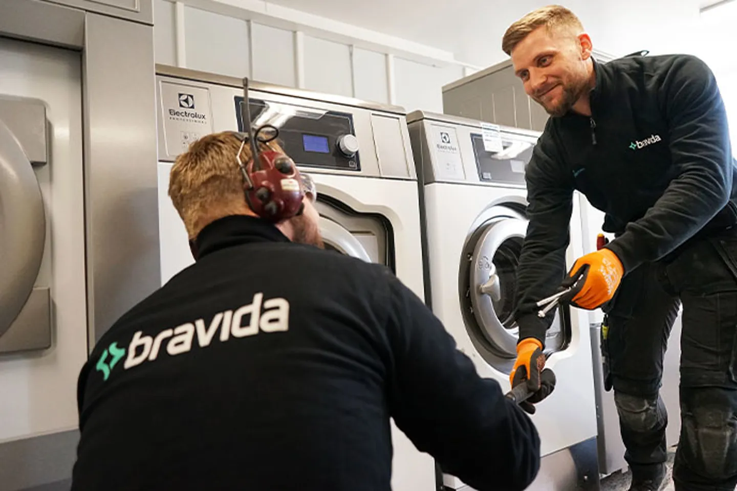 Två installatörer installerar tvättmaskin/Installation washing machines laundry
