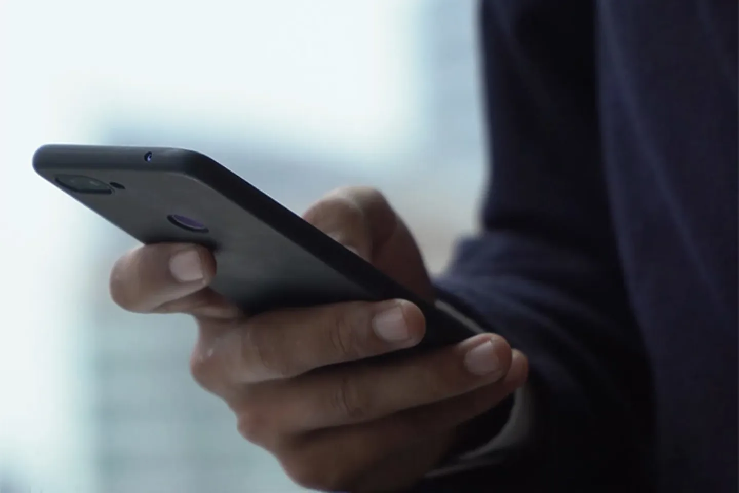 En mobiltelefon i handen