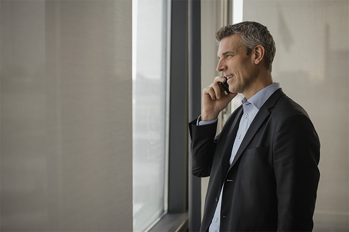 Man som pratar i telefon