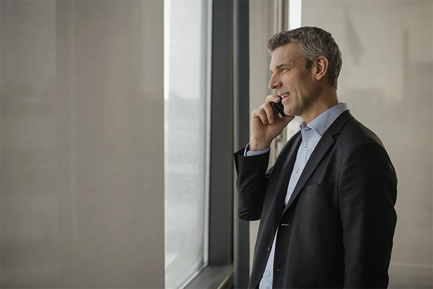 Man som pratar i telefon